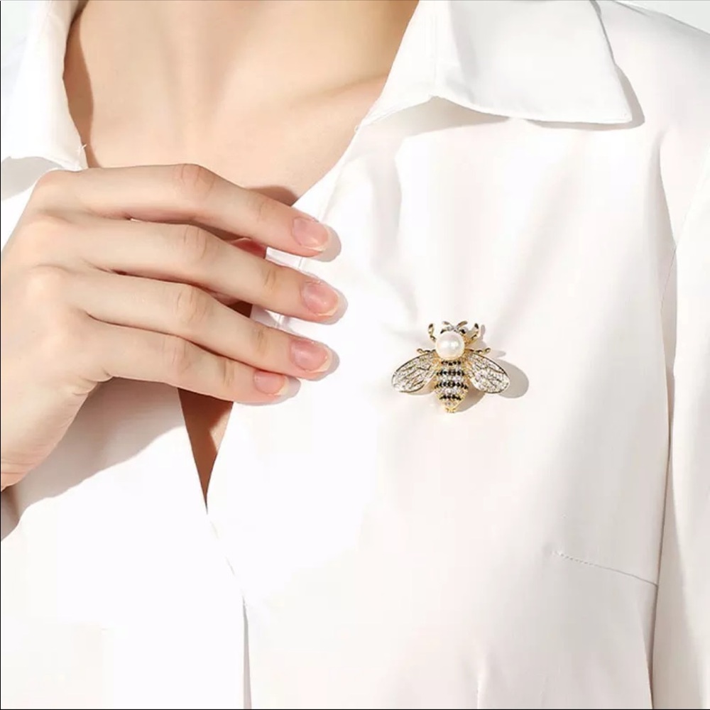 New BEE brooch Gorgeous White Rhinestone Pin 🐝 - Picture 4 of 10